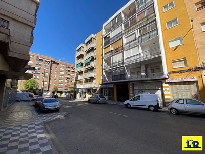 Venta de piso en Centro - Cuenca de 3 habitaciones con terraza y balcón