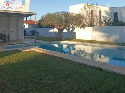 Alquiler de casa con piscina y terraza en Alcalá de Guadaíra, Urbanización Eucaliptal