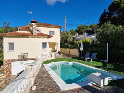 Venta de casa con piscina en Vilanova del Vallès