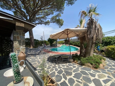 Venta de casa con piscina y terraza en Roca del Vallès, La