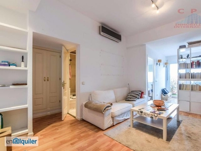 Exclusivo y luminoso piso sin amueblar de 85 m2, 2 habitaciones; y terraza, próximo al metro Ibiza.