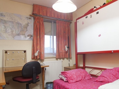 Habitación alegre en alquiler en apartamento de 3 dormitorios en Aluche