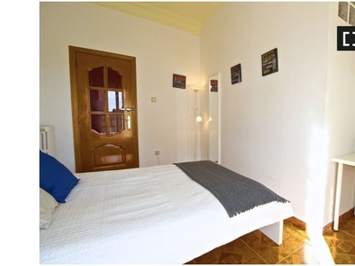¡Habitaciones en alquiler en un apartamento de 5 habitaciones en Madrid!