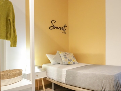 Se alquila habitación en apartamento de 5 dormitorios en Centro, Madrid.