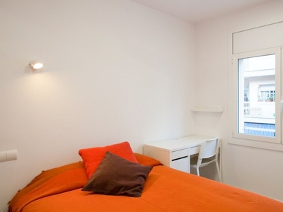 Acogedora habitación en apartamento de 9 dormitorios en Sants-Badal, Barcelona
