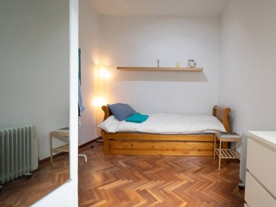 Se alquila habitación en apartamento de 2 dormitorios en Centro, Madrid.