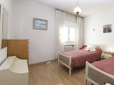 Se alquila habitación en apartamento de 2 dormitorios en Ciudad Lineal