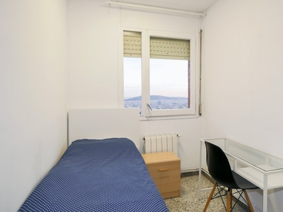Se alquila habitación en piso de 4 dormitorios en Gràcia, Barcelona.