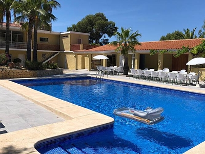 Villa Los Arcos con piscina.