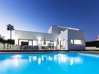 Alquiler Casa unifamiliar en Avenida de Salamanca Marbella. Plaza de aparcamiento con terraza 500 m²