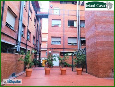 Triplex en alquiler con mucha luz natural.