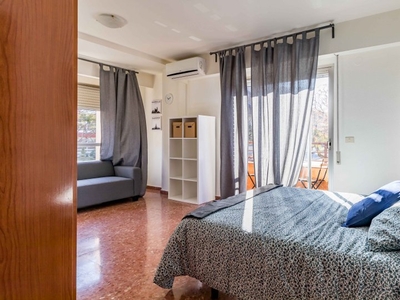 Amplia habitación en apartamento de 5 dormitorios en Campanar, Valencia