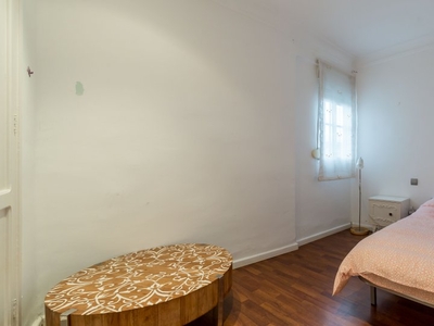 Amplia habitación en un apartamento de 3 dormitorios en Ciutat Vella