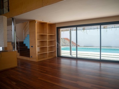 Chalet con 5 habitaciones con parking, piscina, calefacción, aire acondicionado y vistas al mar en Barcelona