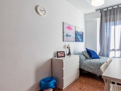 Habitación luminosa en apartamento de 5 dormitorios en Campanar, Valencia