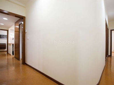Piso con 4 habitaciones amueblado con ascensor, calefacción y aire acondicionado en Barcelona