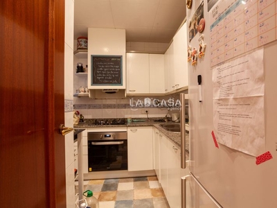 Piso **la casa agency le presenta éste moderno piso reformado ** en Hospitalet de Llobregat (L´)
