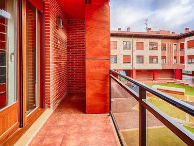 Piso en venta en calle Carmen Amaya de 3 habitaciones con terraza y garaje