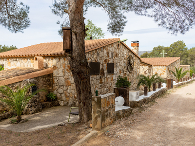 Bonita finca rústica con diferentes construcciones en El Perelló! Venta El Perello