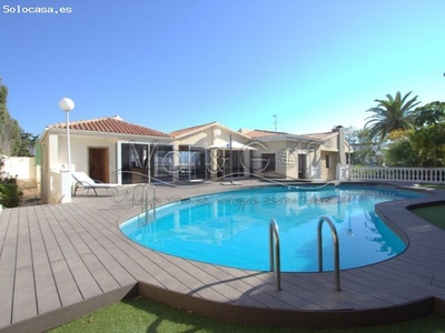 Chalet en Venta con Gran Parcela Ajardinada y Piscina Privada en Cabo de las