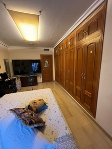 habitacion amplia con cama doble en Ruzafa