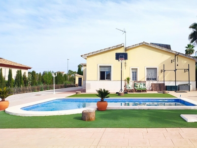 Venta de casa con piscina y terraza en La Carlota, Las lomas