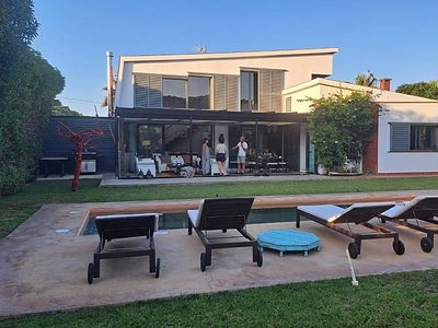 Villa moderna con piscina privada.