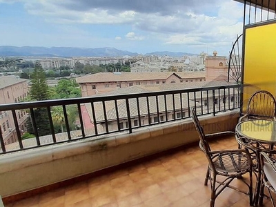 Alquiler de piso en avenida De Portugal de 4 habitaciones con terraza y balcón