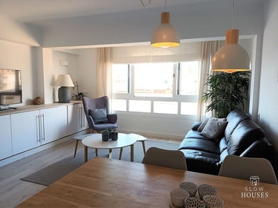 Alquiler de piso en Sta. Catalina - El Jonquet de 3 habitaciones con muebles y aire acondicionado