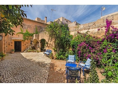 AMPLIA CASA DE PUEBLO CON BONITO EXTERIOR E INTERIOR EN LLUCMAJOR, MALLORCA.