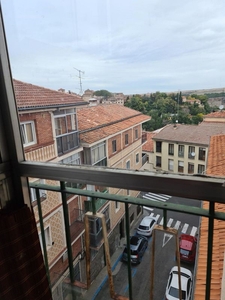 Ático en venta en Centro - Segovia de 3 habitaciones con terraza y calefacción
