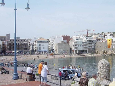 CASA MAGALI EN EL CENTRO DE L'ESCALA CON PISCINA