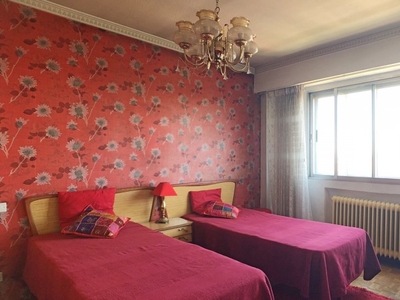 Dulce habitación para alquilar en un apartamento de 4 dormitorios, Aluche, Madrid.