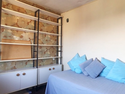 Linda habitación para alquilar en un apartamento de 4 habitaciones, Aluche, Madrid.