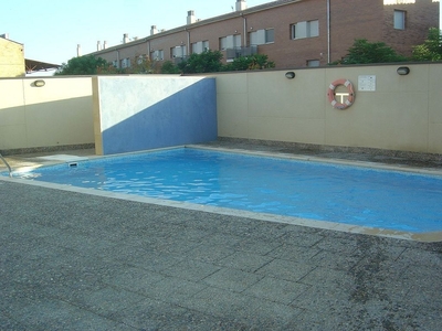 Piso en alquiler en Alcarràs de 3 habitaciones con piscina y garaje