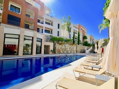 Piso en alquiler en Los Monteros - Bahía de Marbella de 2 habitaciones con terraza y piscina