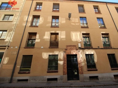 Piso en venta en Centro - Segovia de 5 habitaciones con terraza y balcón