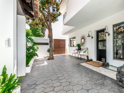 Preciosa villa familiar moderna en una calle tranquila de Marbella