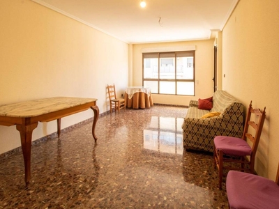 Venta Piso Alzira. Piso de tres habitaciones en de Covadonga 1. Con terraza