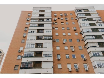 Venta Piso Sevilla. Piso de cuatro habitaciones en Avenida SANTA CLARA DE CUBA. Buen estado primera planta
