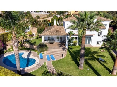 Villa de lujo de 4 dormitorios y 5 baños en Elviria, Marbella