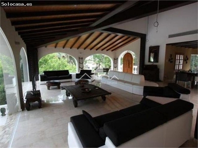 Villa de lujo situada a tan solo 900 metros de la Playa del Arenal, Javea, sobre parcela de 3000 m2.