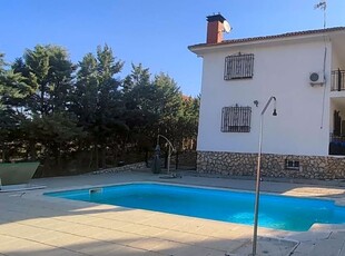 Casa/Chalet con piscina y parcela a 40 minutos de Madrid