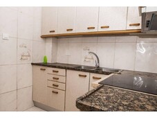 Venta Piso Santa Coloma de Gramenet. Piso de dos habitaciones en Pasaje del mercado de fondo. Buen estado