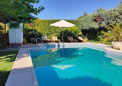 Chalet con jardín y piscina independiente