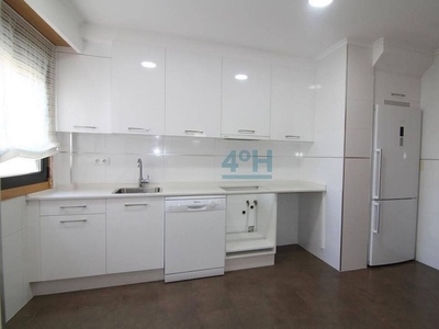 Alquiler de dúplex en Centro - Ourense de 3 habitaciones con garaje y calefacción
