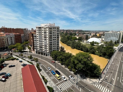 Alquiler Piso en Calle Doctrinos. Valladolid. Plaza de aparcamiento con balcón calefacción central
