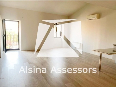 Ático en alquiler en Centre - Girona de 3 habitaciones con balcón y aire acondicionado
