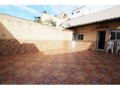 CASA DE DOS PLANTAS PARA ENTRAR A VIVIR, CON PATIO Y TERRAZA AL EXTERIOR EN FEDERICO MAYO