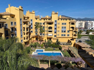 Venta de ático en San Pedro de Alcántara pueblo de 3 habitaciones con terraza y piscina